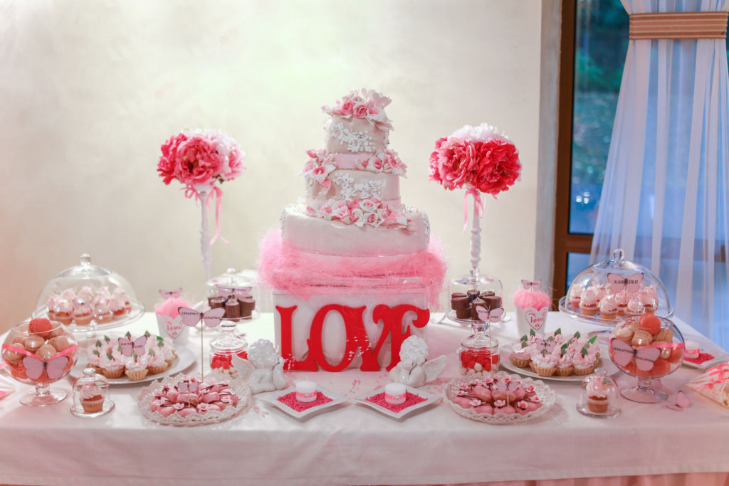 33299234 - wedding cake and banquet table